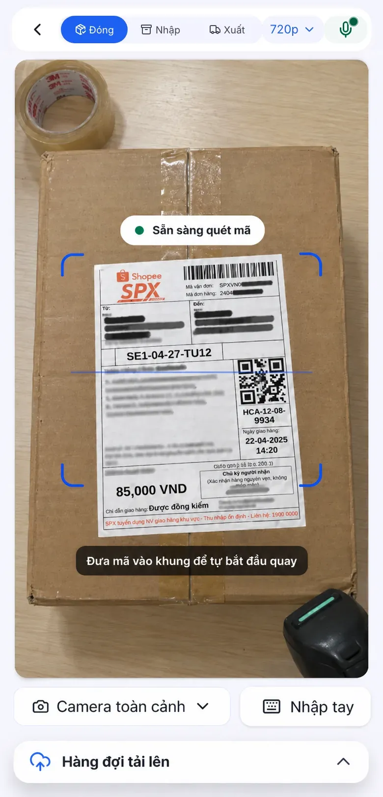 Điện thoại quét tem vận đơn SPX trên thùng hàng